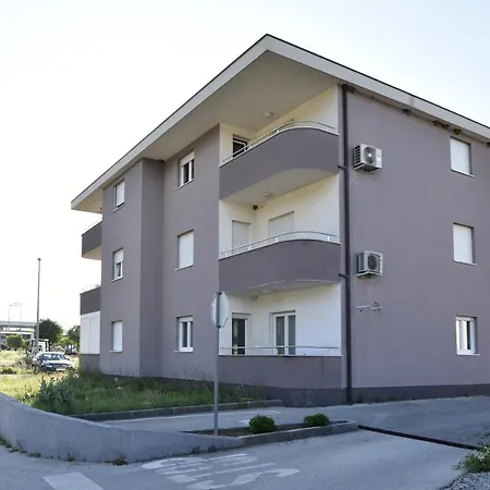 Apartment Badi Dugopolje
